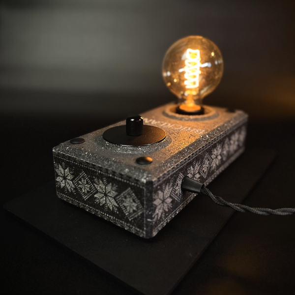 Світильник ручної роботи з цегли та індивідуальним гравіюванням Brickland Design BL-SYMBOL-LIGH-1 фото