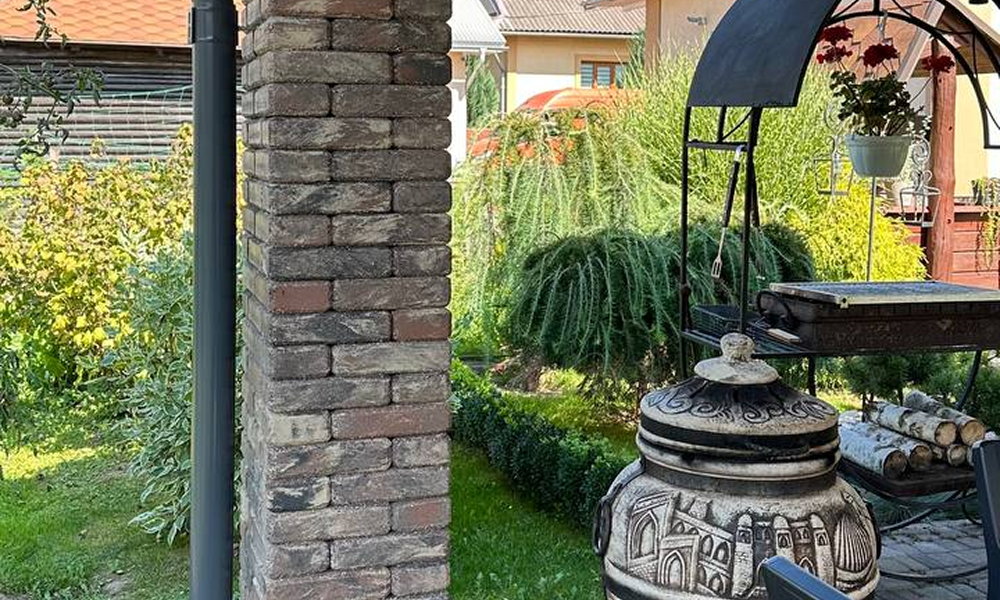 Фасад садової альтанки з цегли Brickland кольору Марс