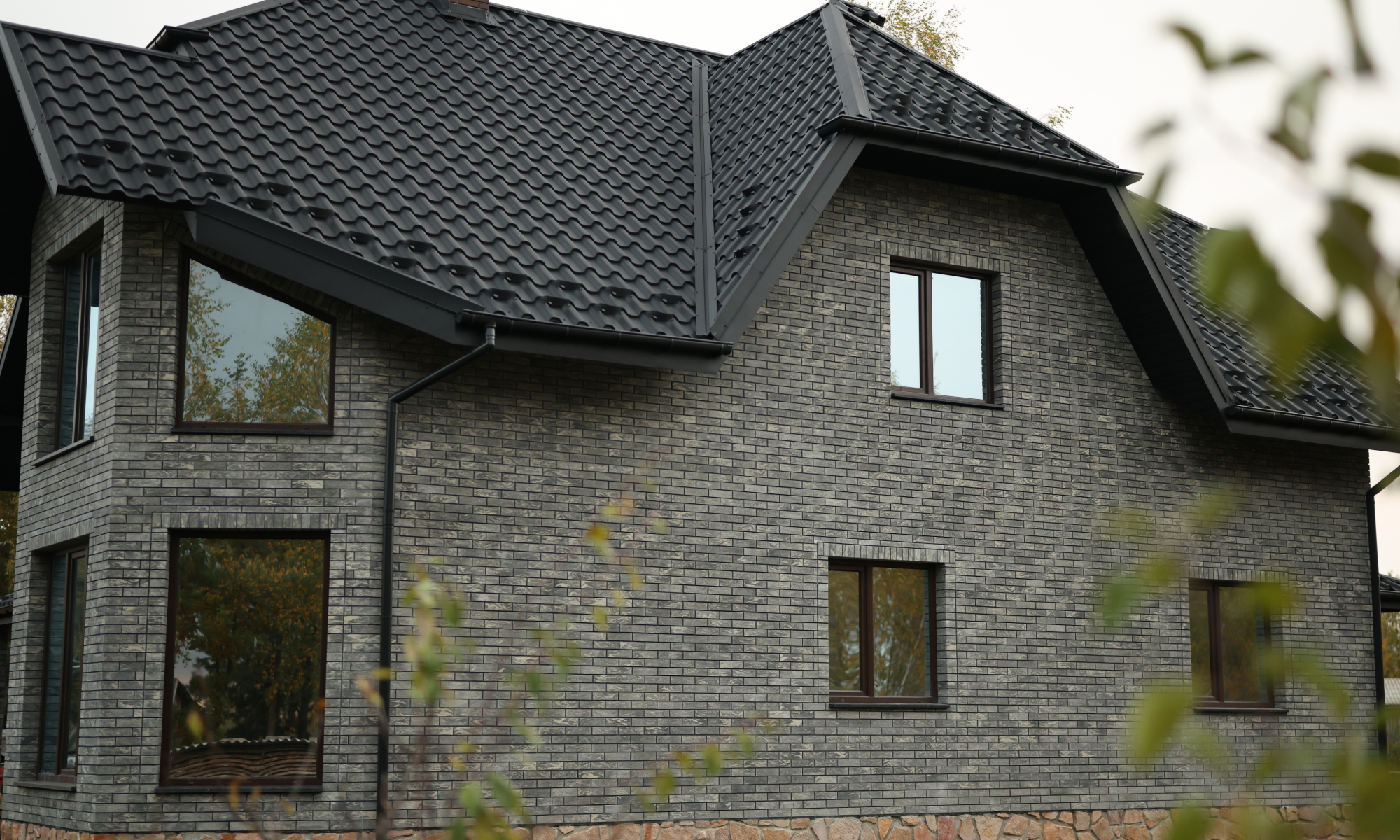 Будинок, облицьований облицювальною цеглою Brickland Anthracite
