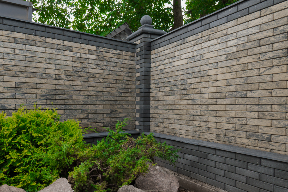 Дизайн суцільного паркану з цегли Brickland Anthracite Light з елементами Graphite