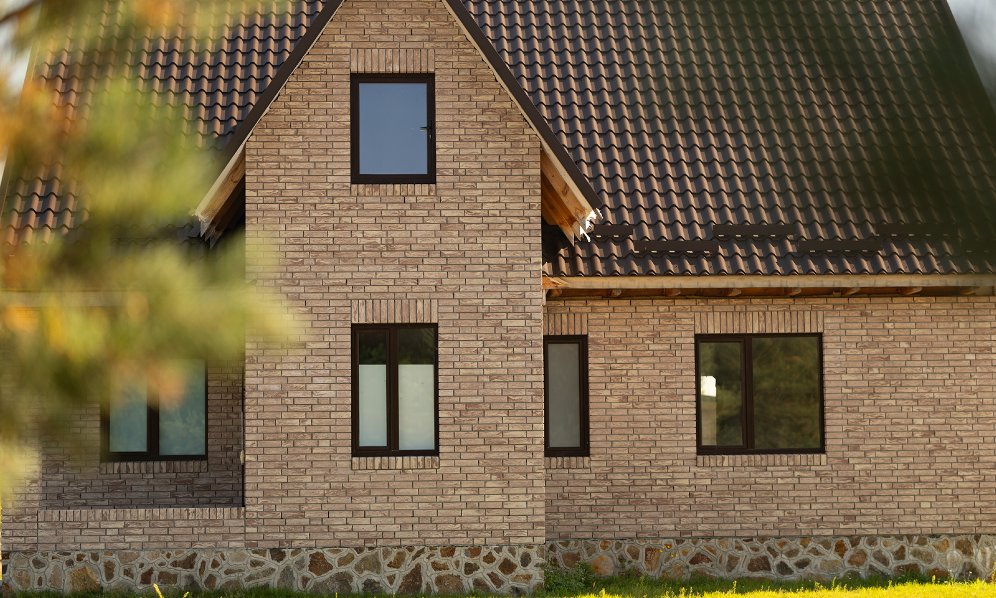 Фасад приватного будинку, облицьований цеглою Brickland Onyx Light