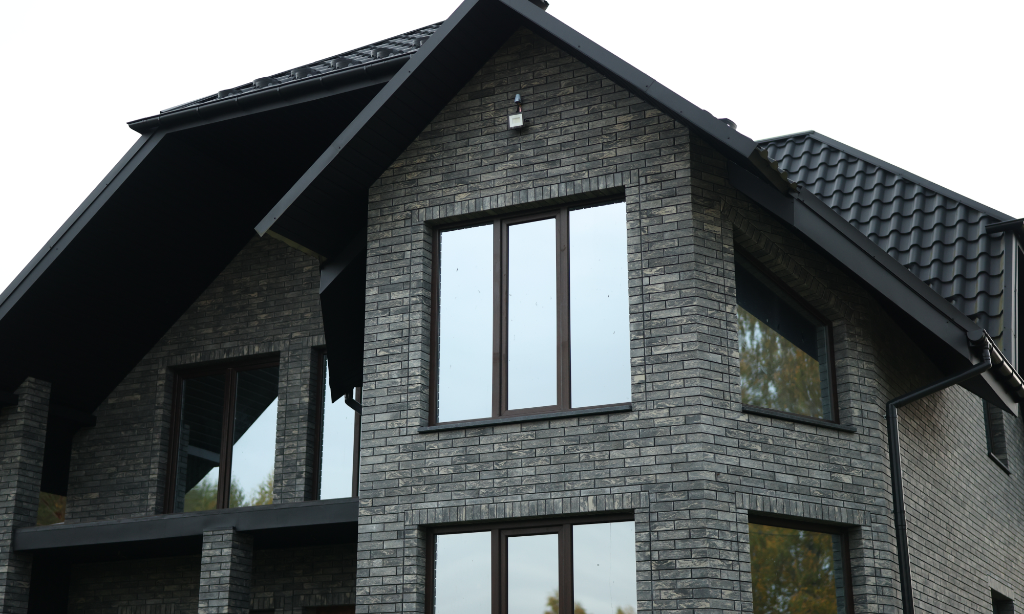 Фасадне облицювання приватного будинку цеглою Brickland Anthracite