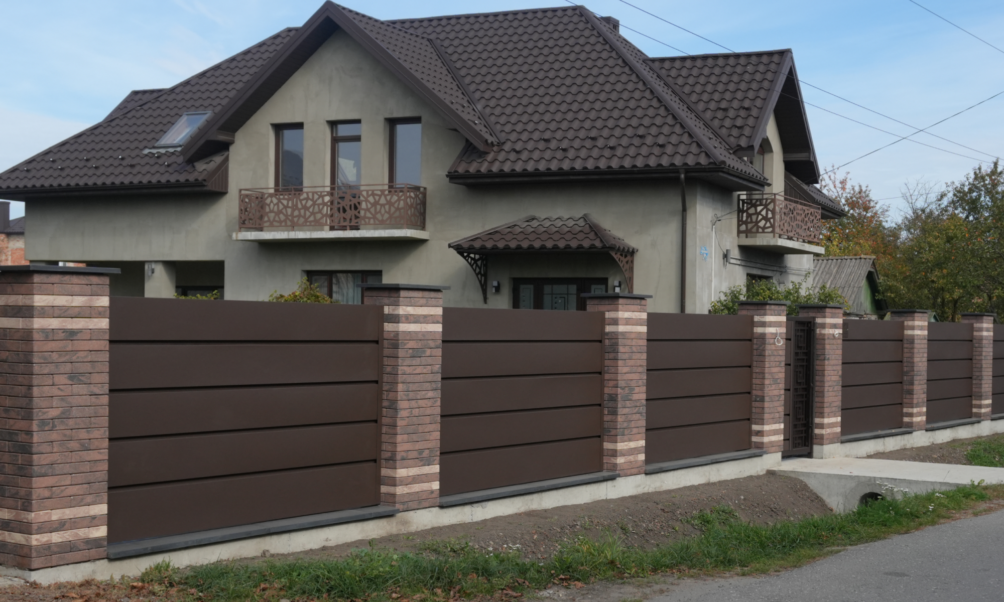 Комбінований паркан з облицювальної цегли Brickland Kashtan та Onyx Light