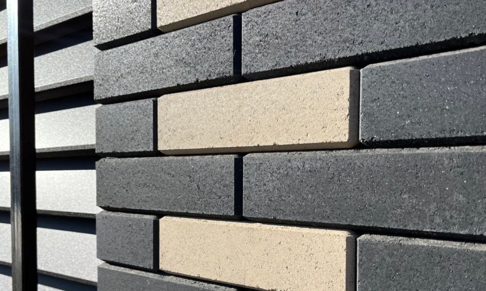 Современный забор из облицовочного кирпича Brickland Графит и светлый Айвори на фоне частного дома