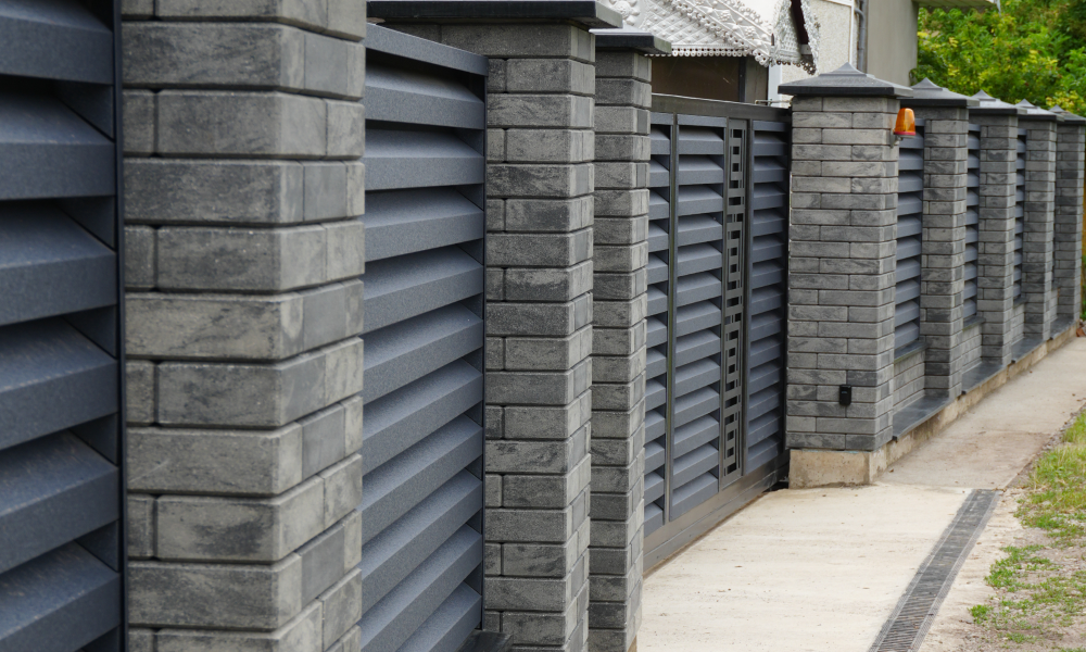 Комбінований цегляний паркан у кольорах Anthracite Dark та Graphite від Brickland