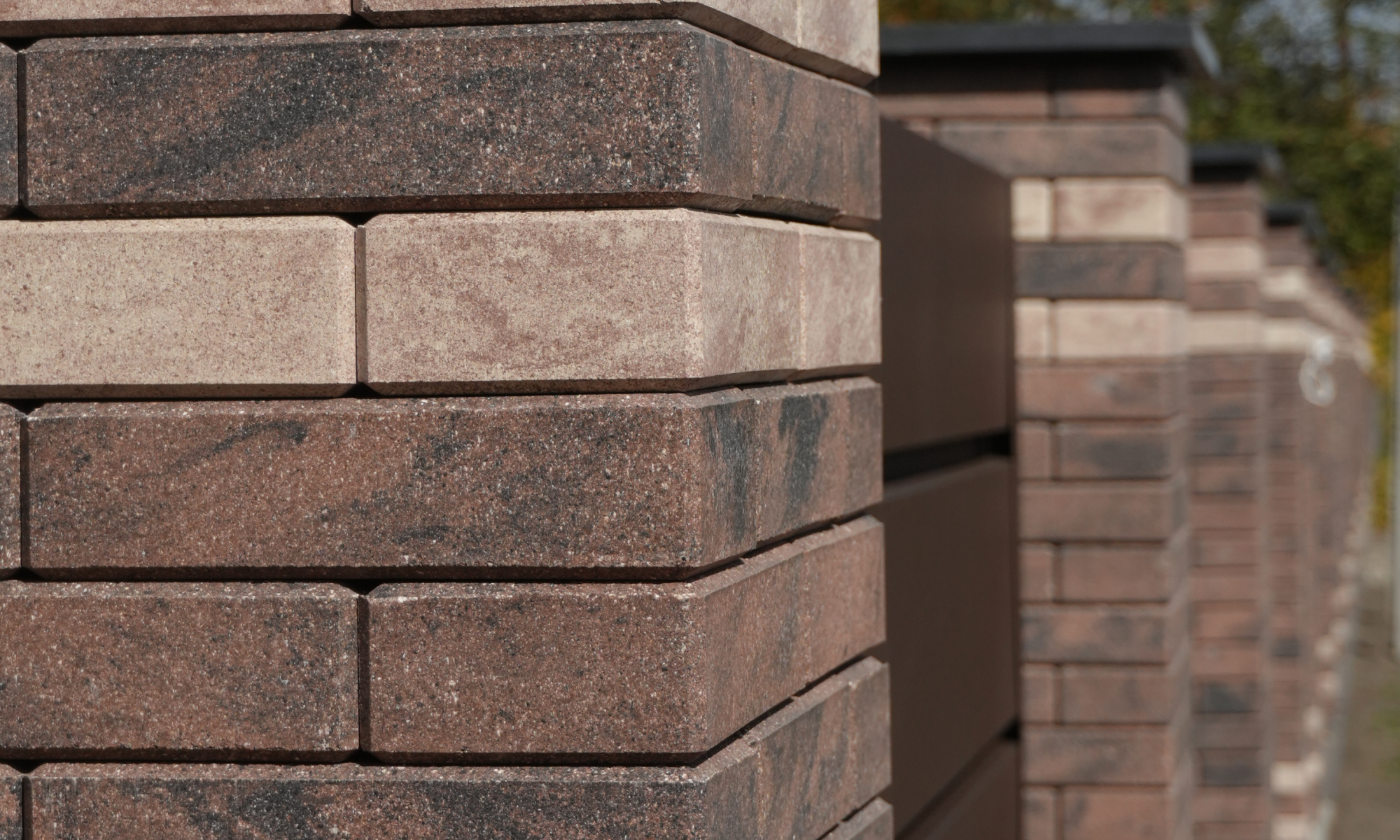 Комбінований цегляний паркан у кольорах Kashtan та Onyx Light від Brickland