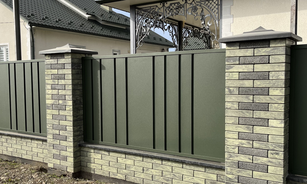 Текстура кладки облицювальної цегли Brickland Смарагд і Антик Блек на паркані