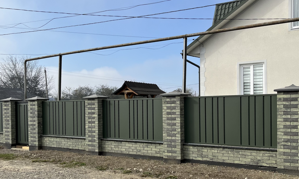 Столбы комбинированного забора из фасадного кирпича Brickland Изумруд и Антик Блэк