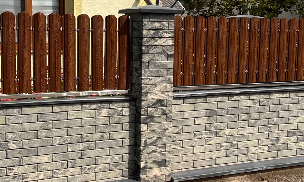 Текстура кладки облицювальної цегли Brickland Уран на паркані