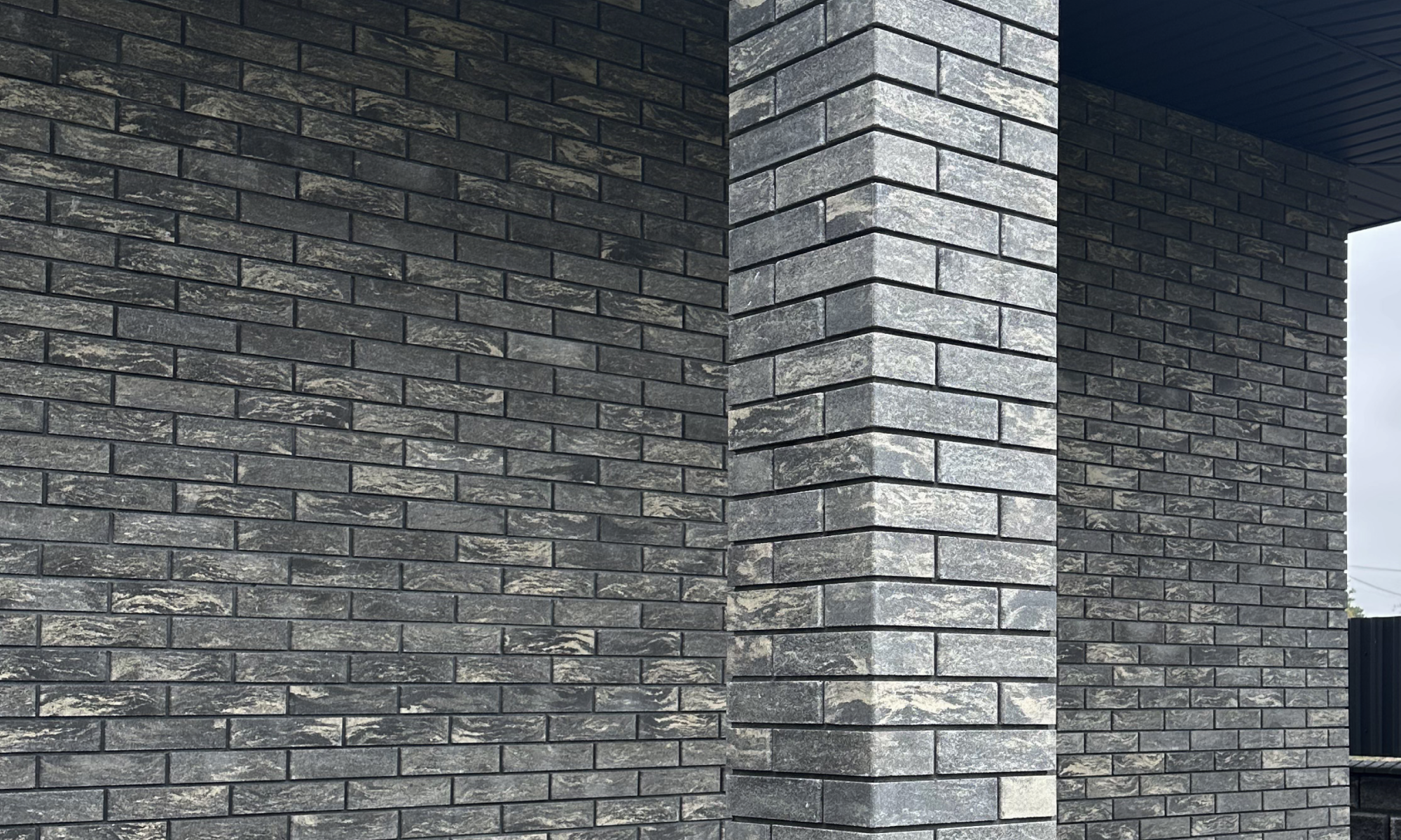 Облицювальна цегла Brickland Anthracite і Anthracite Dark на фасаді сучасного будинку