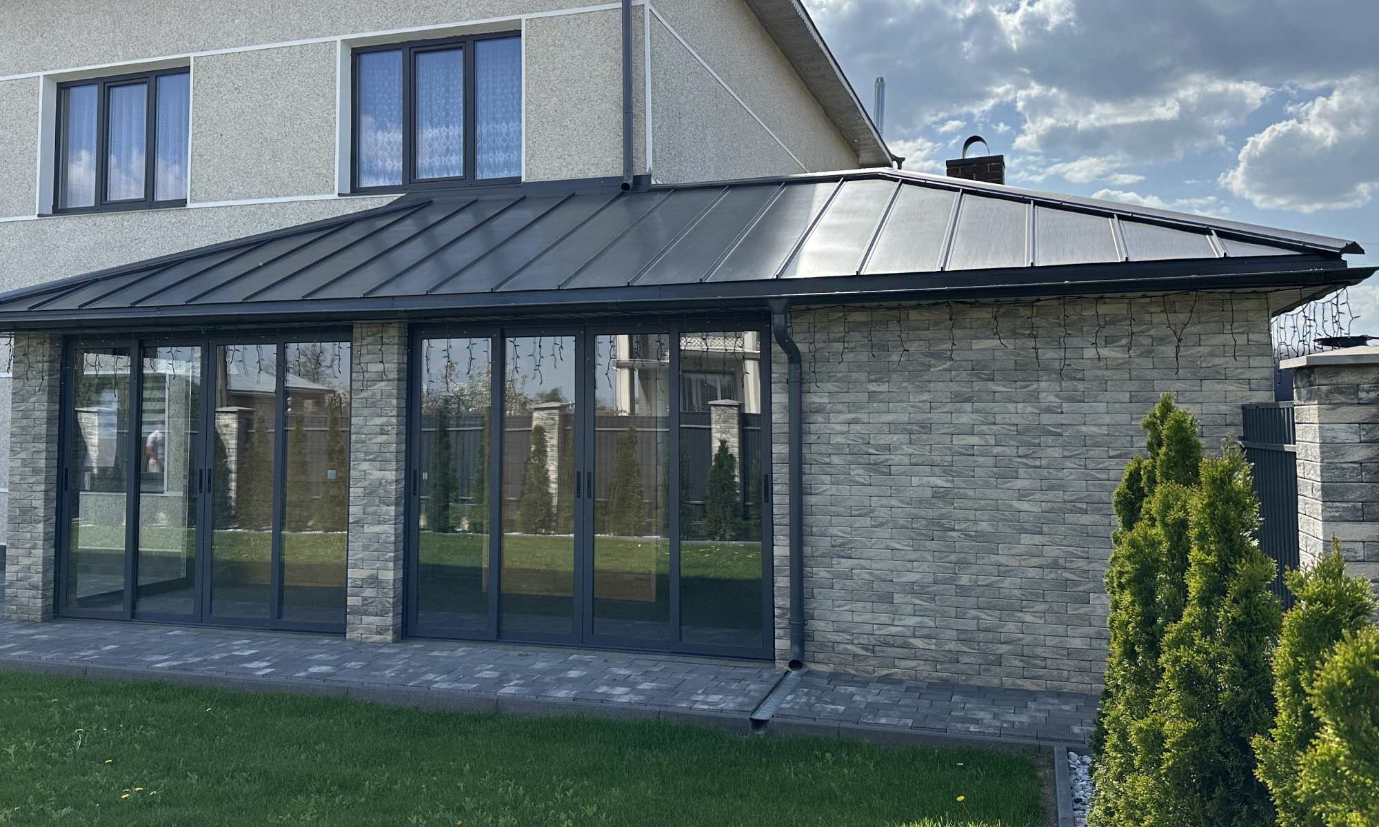 Облицювальна цегла Brickland Anthracite Light Antique в оздобленні альтанки