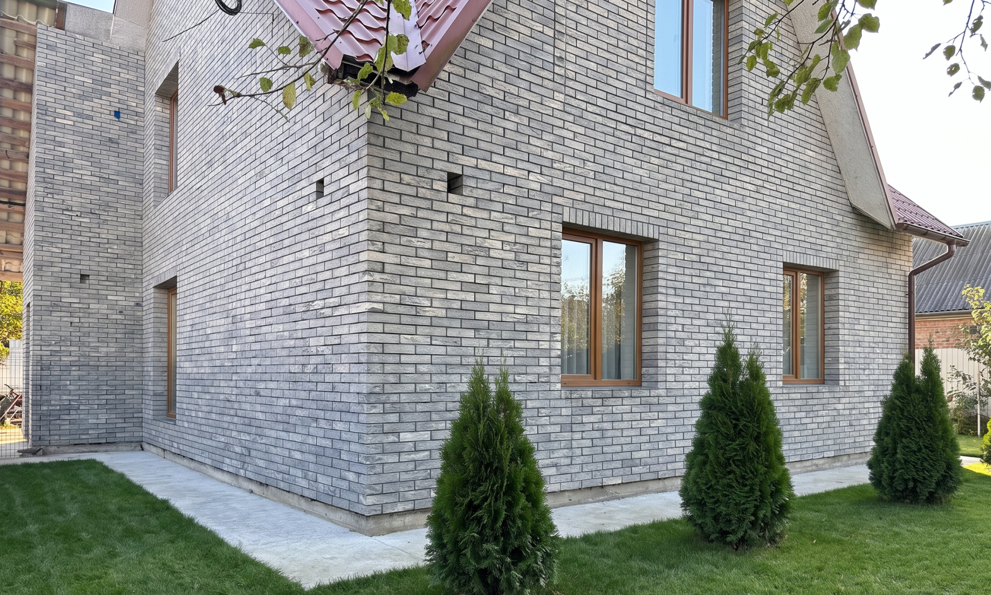 Облицювальна цегла Brickland Anthracite Light на фасаді сучасного будинку