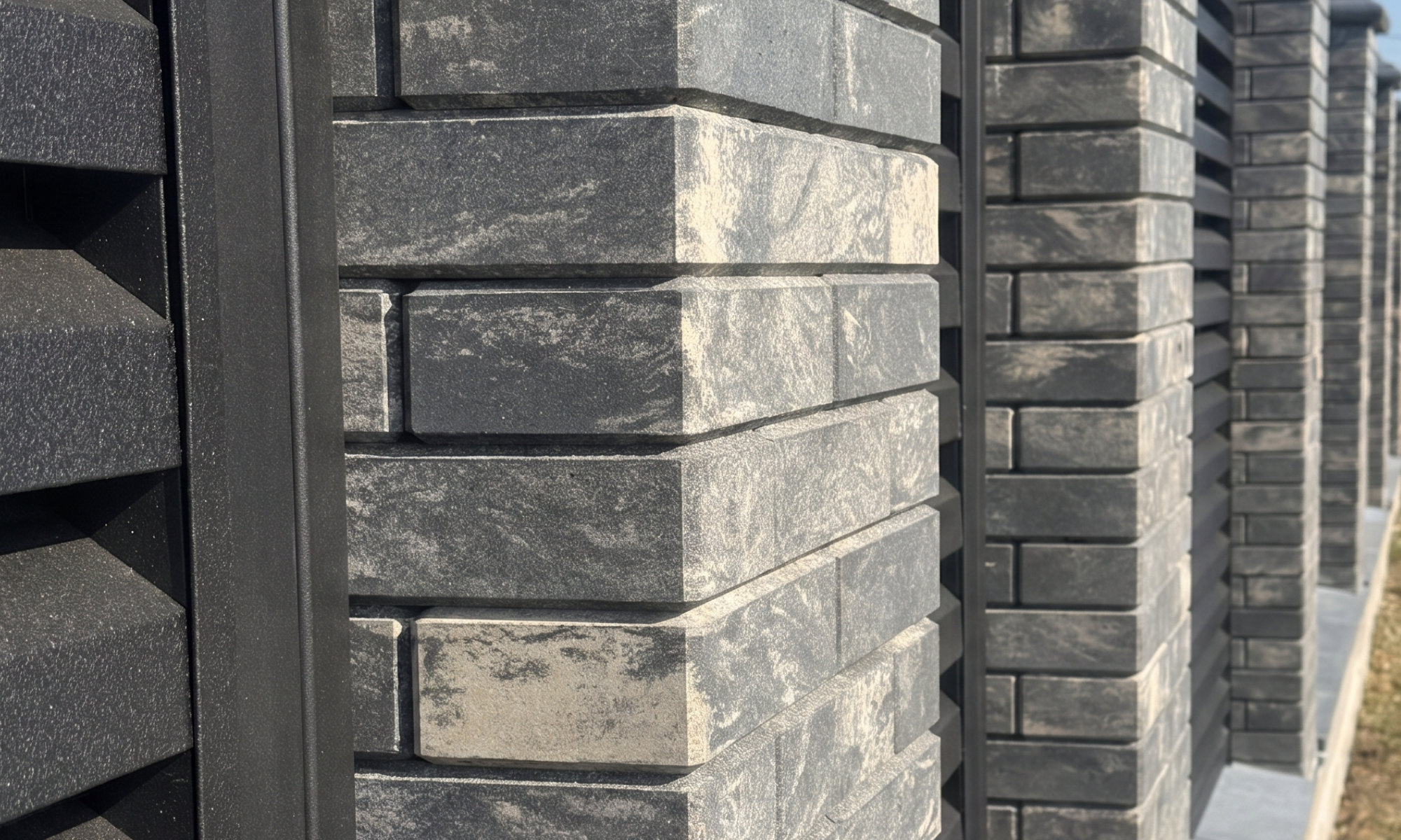 блицювальна цегла Brickland Bedrock на готовому комбінованому паркані