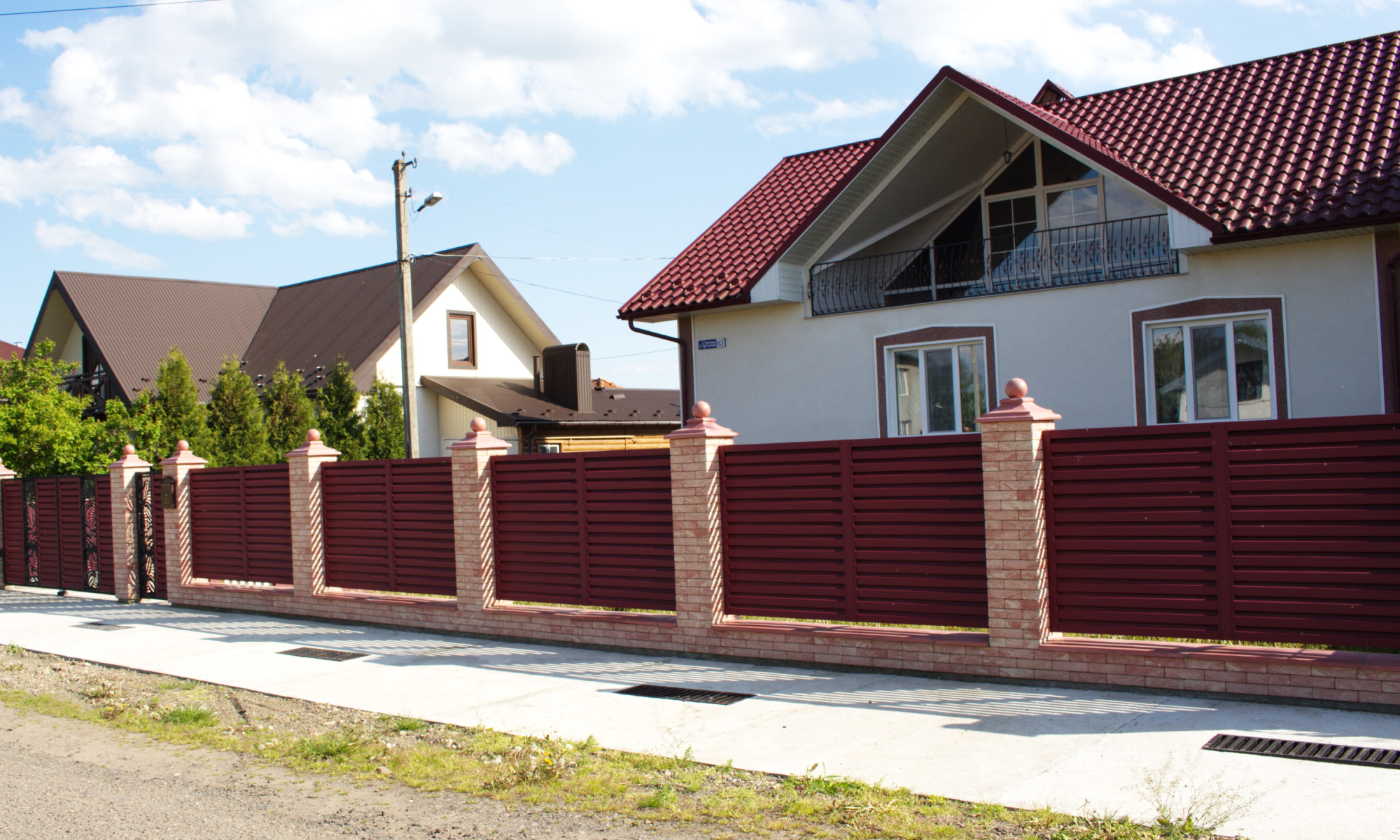 Облицювальна цегла Brickland Coral на готовому комбінованому паркані