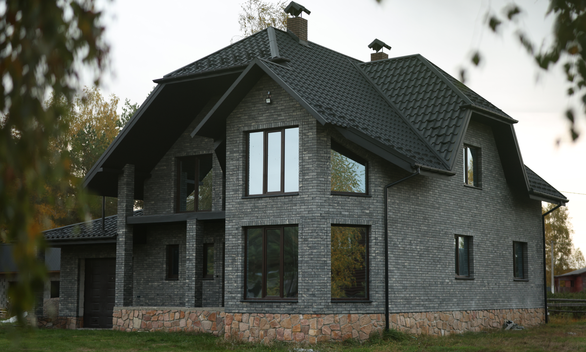 Оздоблення фасаду будинку облицювальною цеглою Brickland Anthracite