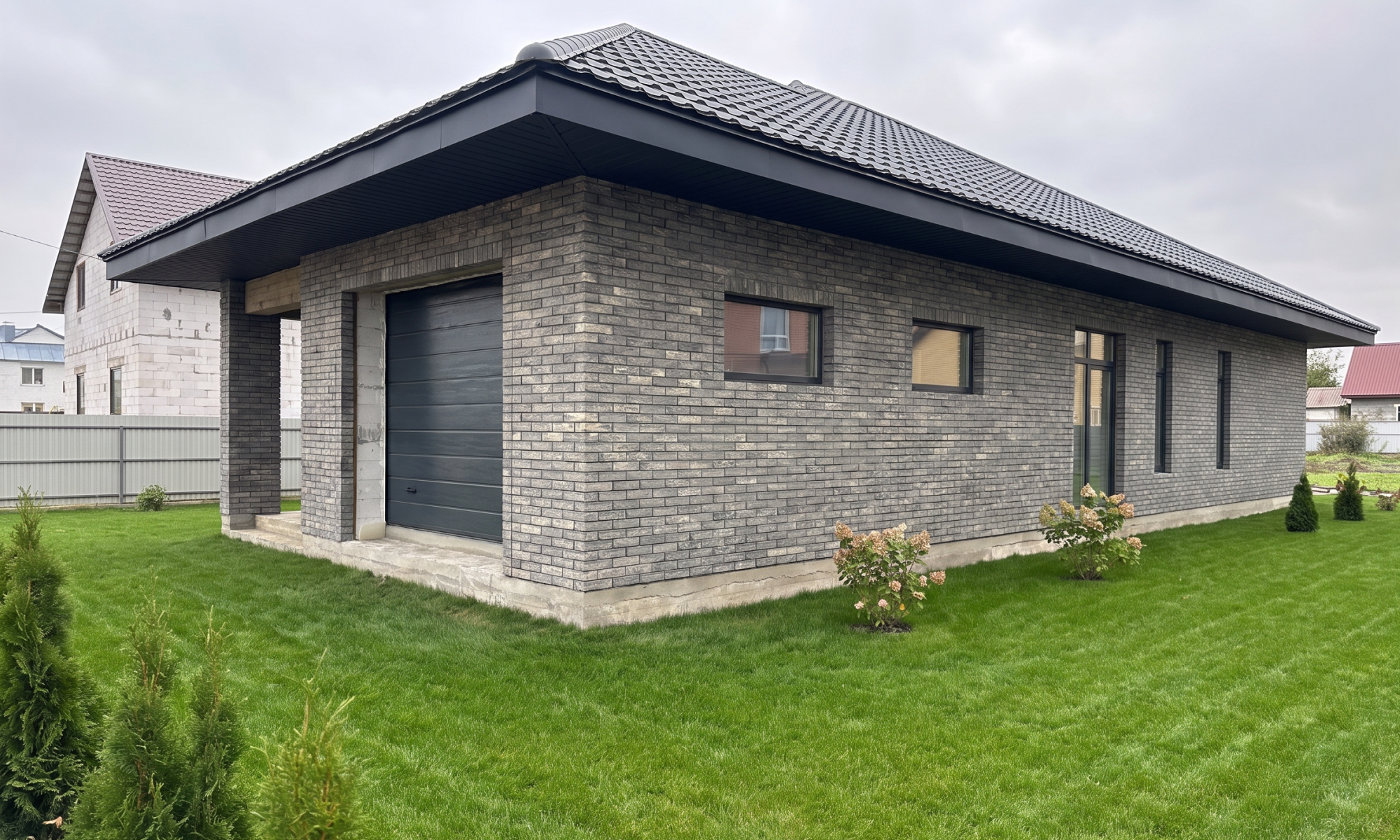 Оздоблення фасаду будинку цеглою Brickland Anthracite