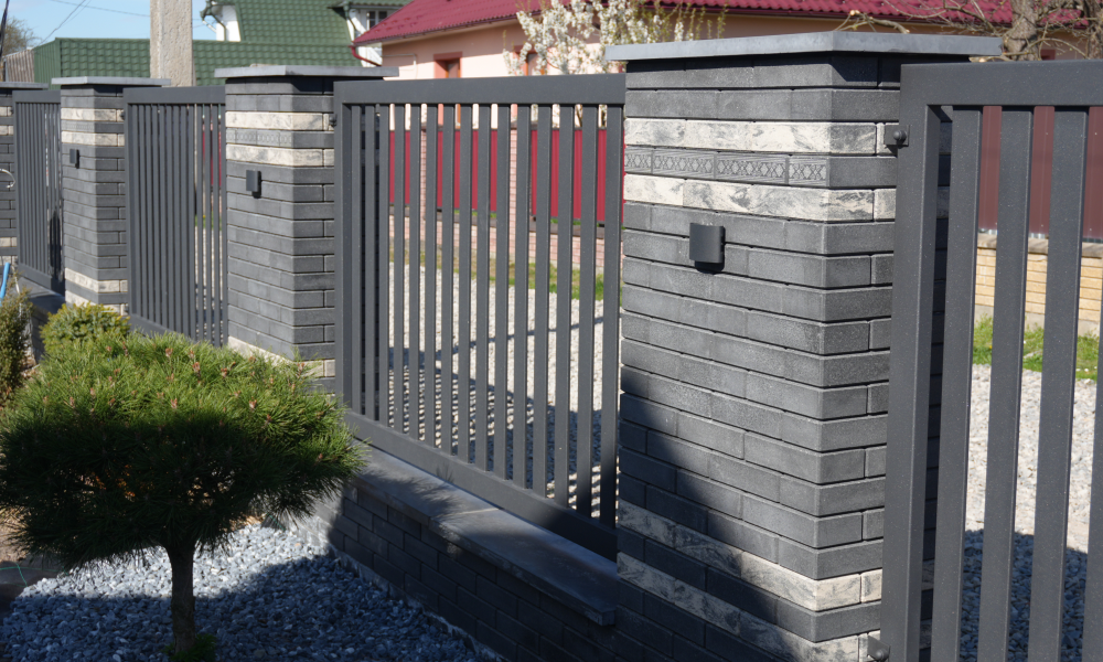 Готовий комбінований паркан Brickland Graphite, Bedrock Light та декоративна цегла Symbol Brick