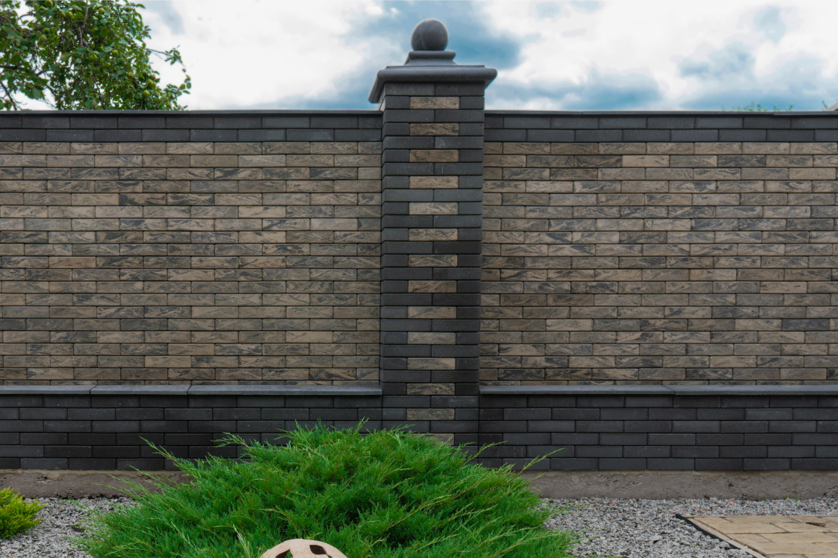 Паркан з цегли Brickland у поєднанні кольорів Anthracite Light і Graphite