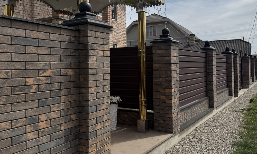 Паркан з цегли Brickland Yashma у сучасному комбінованому дизайні