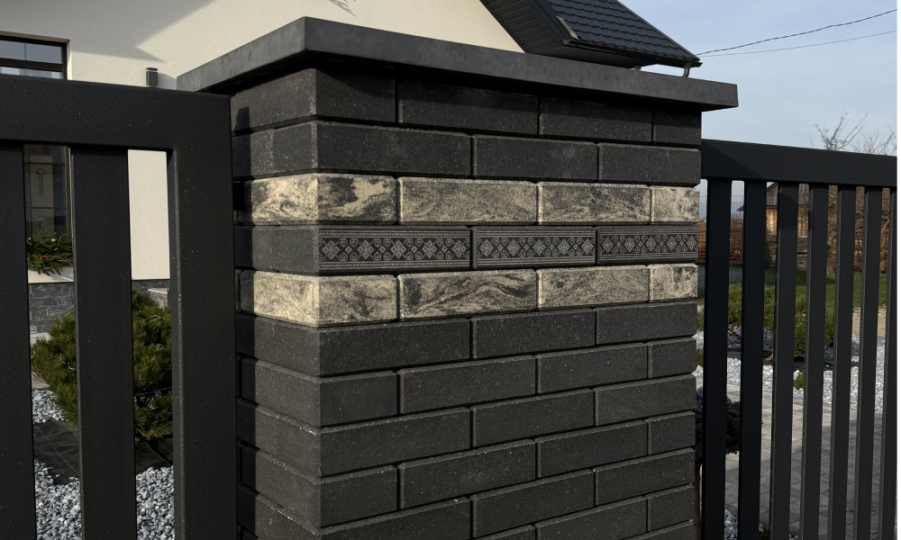 Паркан з облицювальної цегли Brickland Graphite і Bedrock Light з елементами Symbol Brick