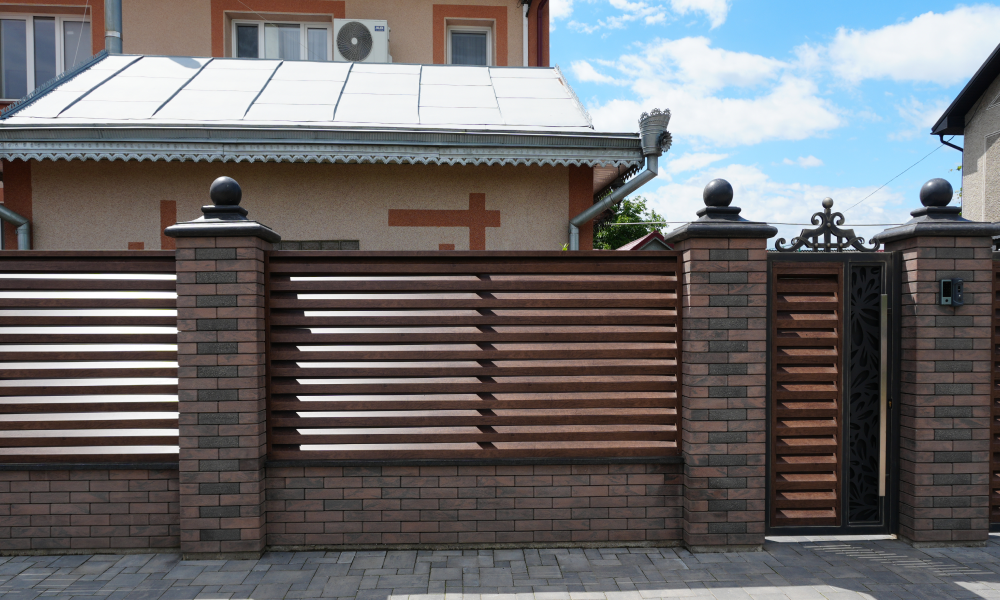 Паркан з цегли Brickland у поєднанні кольорів Kashtan і Antique Black