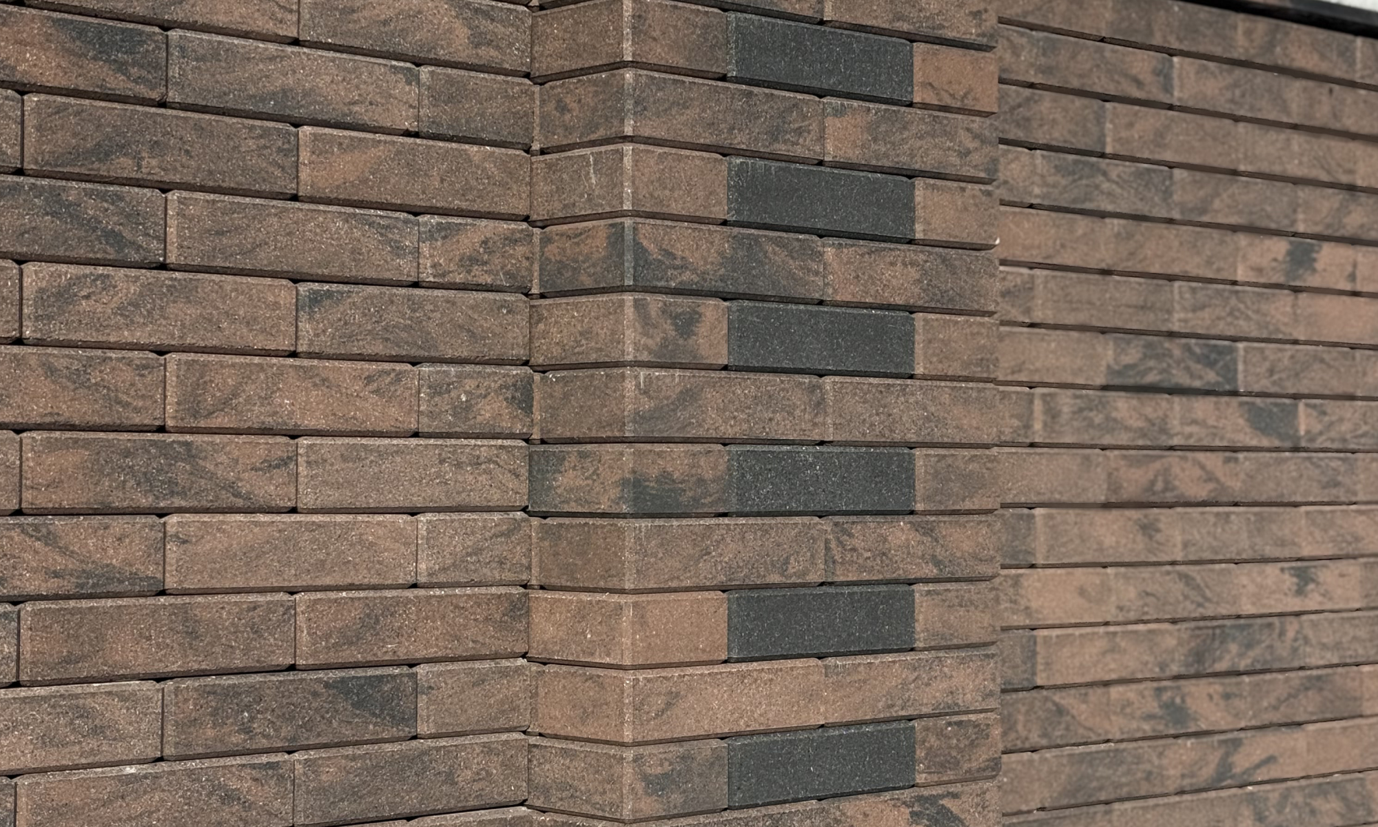 Паркан з цегли Brickland у поєднанні кольорів Kashtan і Graphite