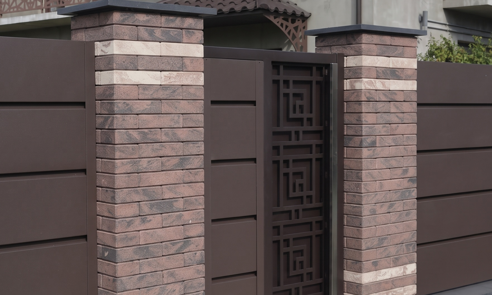 Паркан з цегли Brickland у поєднанні кольорів Kashtan і Onyx Light
