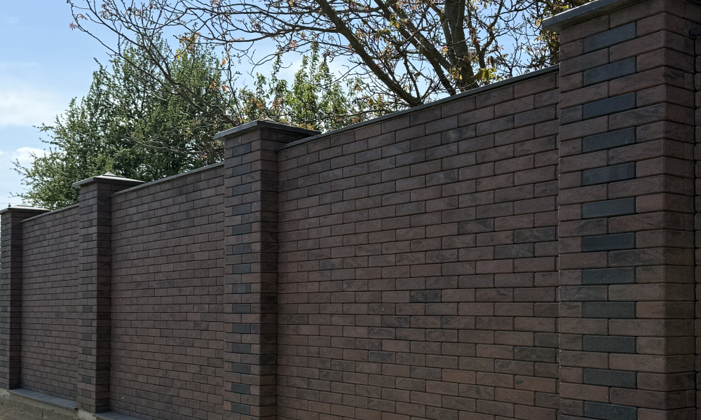 Столбы и секции забора из кирпича Brickland Каштан и Графит