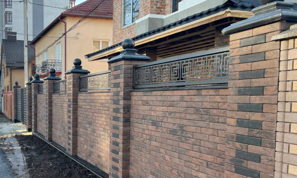 Столбы сплошного забора из кирпича Brickland цвета Kashtan и Графит