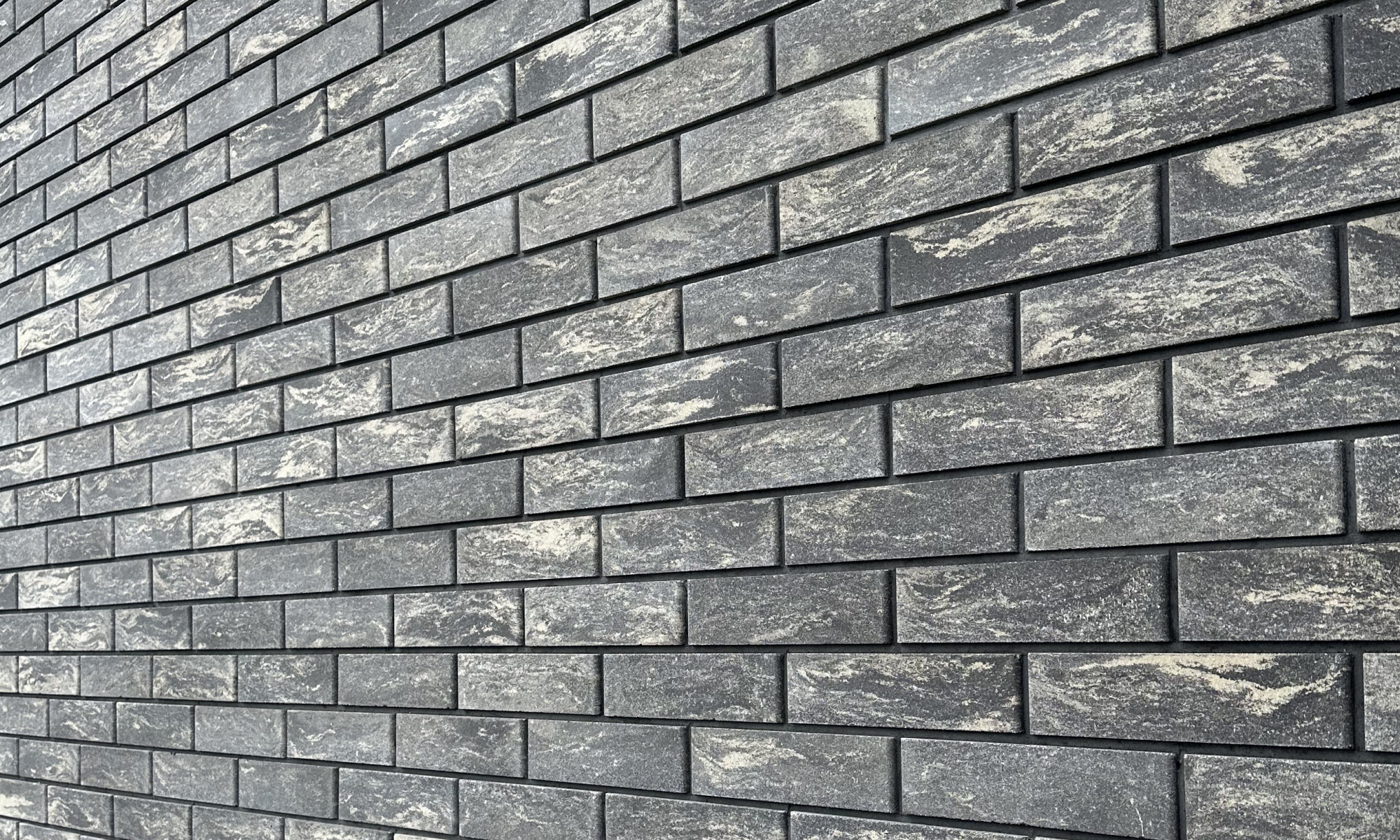 Сучасний фасад будинку з цегли Brickland Anthracite та Anthracite Dark