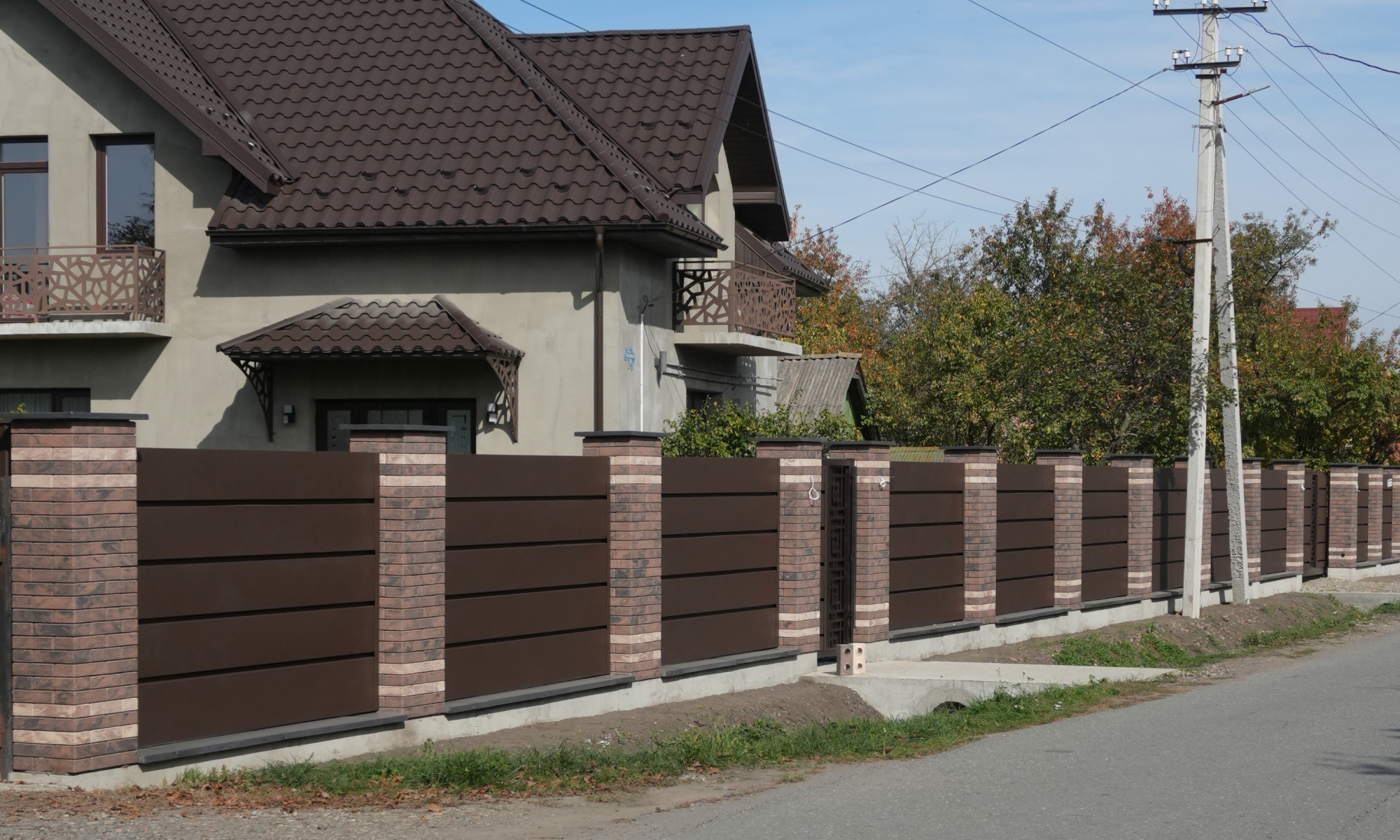 Сучасний комбінований паркан з цегли Brickland Kashtan та Onyx Light