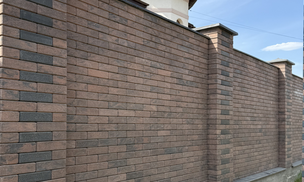 Сплошная кладка забора из облицовочного кирпича Brickland Каштан + Графит