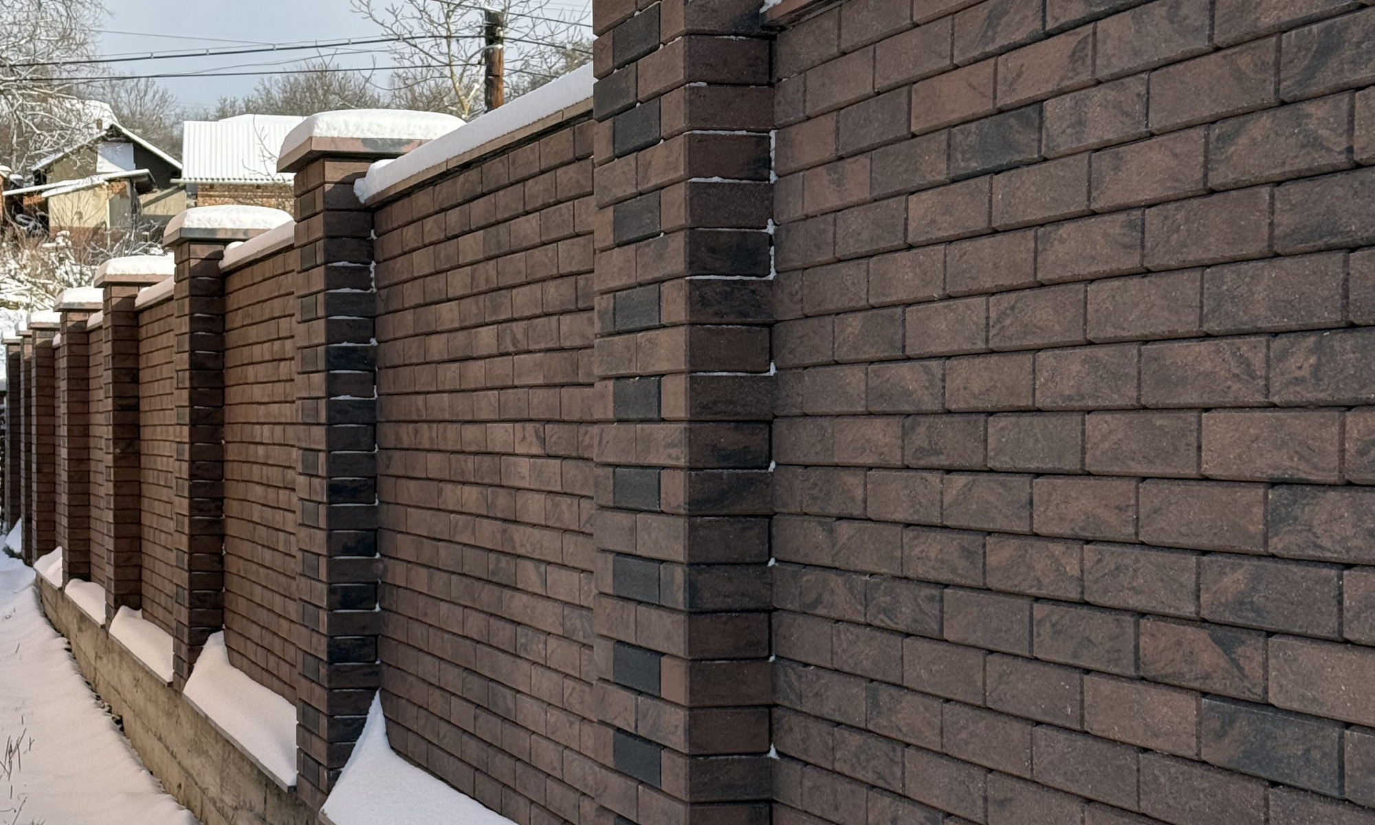 Суцільний паркан з облицювальної цегли Brickland Kashtan та Graphite