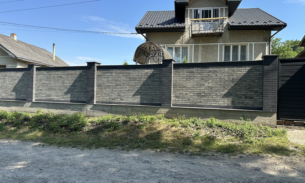 Сплошной забор из облицовочного кирпича Brickland Антрацит Лайт и Графит общий вид