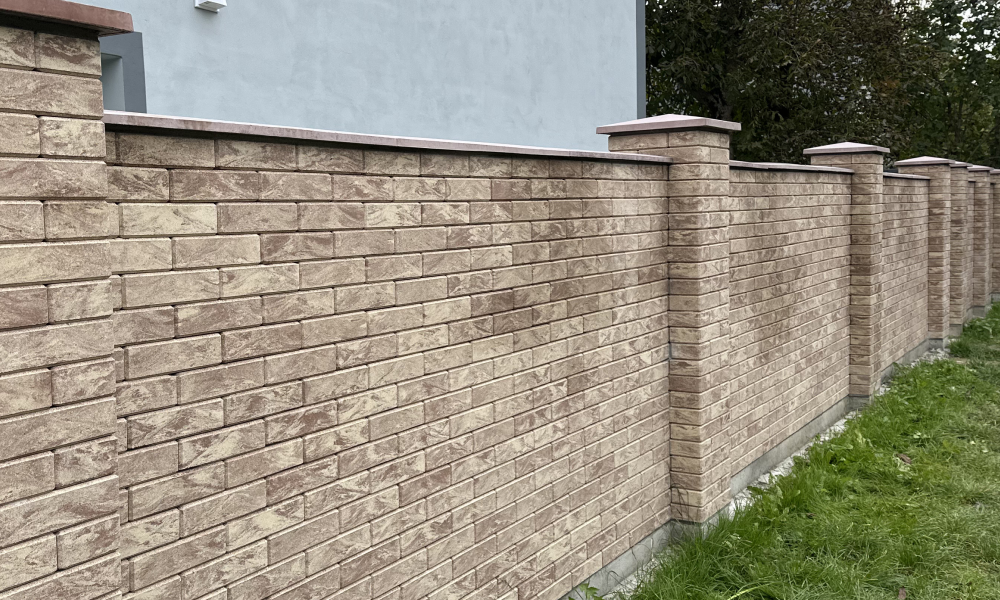 Суцільний паркан з облицювальної цегли Brickland Онікс Лайт загальний вигляд