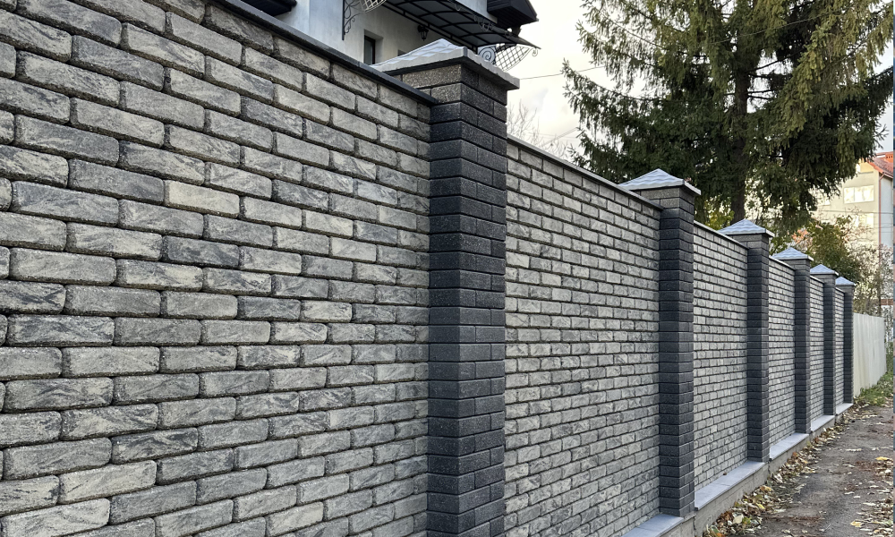 Цегляні стовпи та секції огорожі з фасадної цегли Брікланд Антик Блек і Лофт Антрацит, крупний план