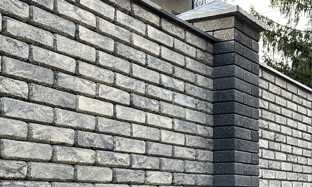 Фактура и кладка облицовочного кирпича Brickland Лофт Антрацит на сплошном заборе