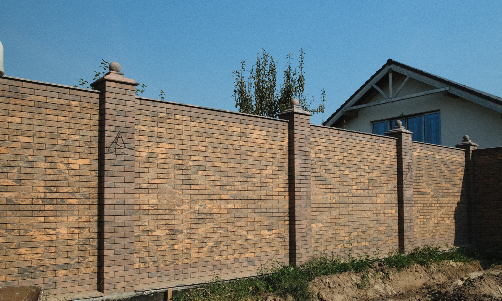 Суцільний паркан з облицювальної цегли Brickland Yashma та Kashtan