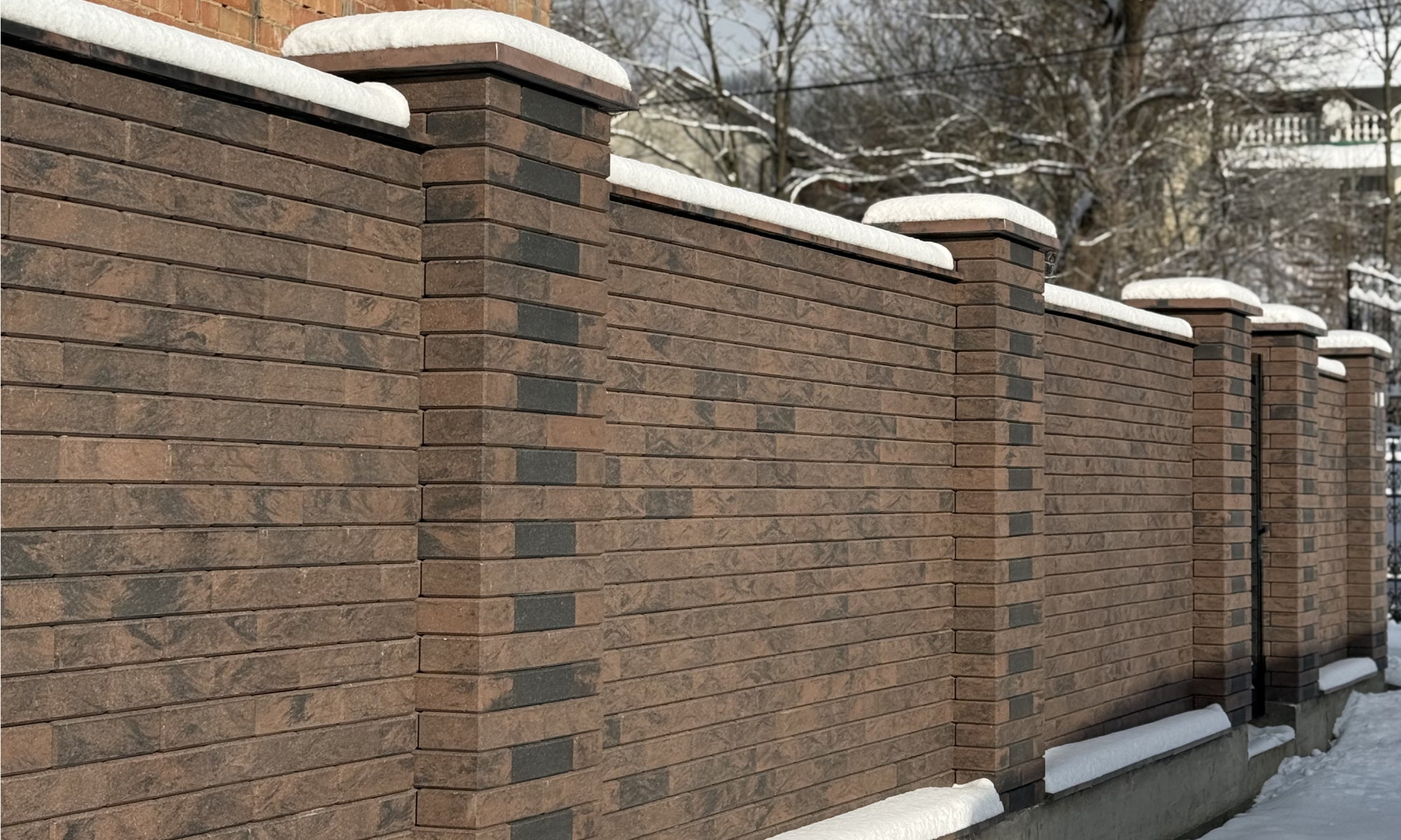 Суцільний цегляний паркан у кольорах Kashtan та Graphite від Brickland