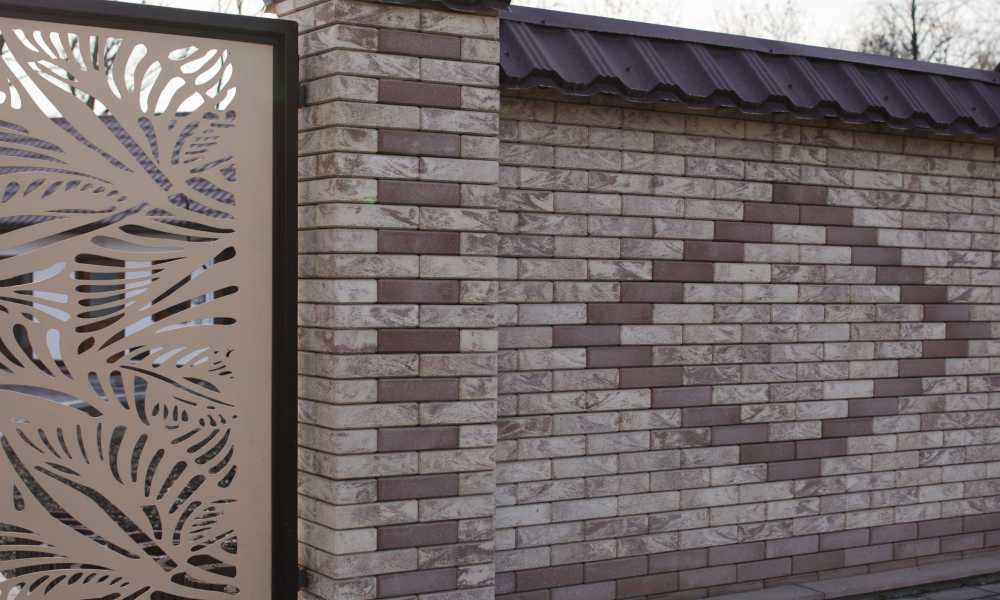 Суцільний цегляний паркан у кольорах Onyx Light та Brown від Brickland