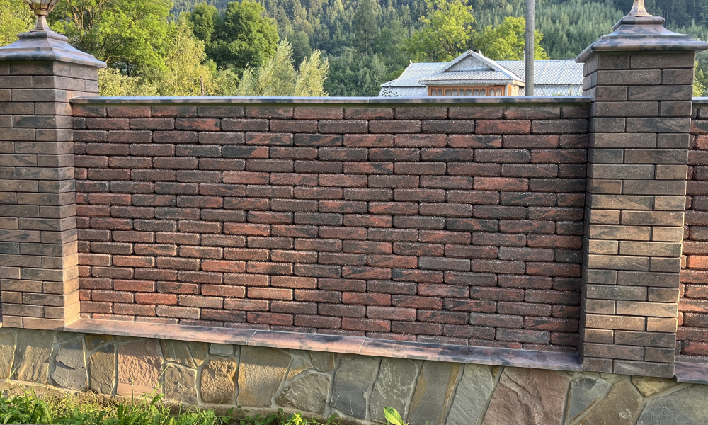Текстура кладки облицовочного кирпича Brickland Лофт Гранат и Каштан на заборе