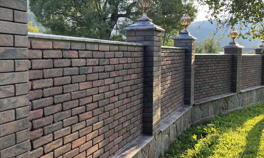 Стовпи суцільного паркану з фасадної цегли Brickland Лофт Гранат та Каштан