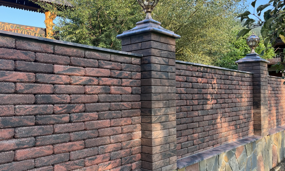 Суцільний паркан з облицювальної цегли Brickland Лофт Гранат та Каштан загальний план