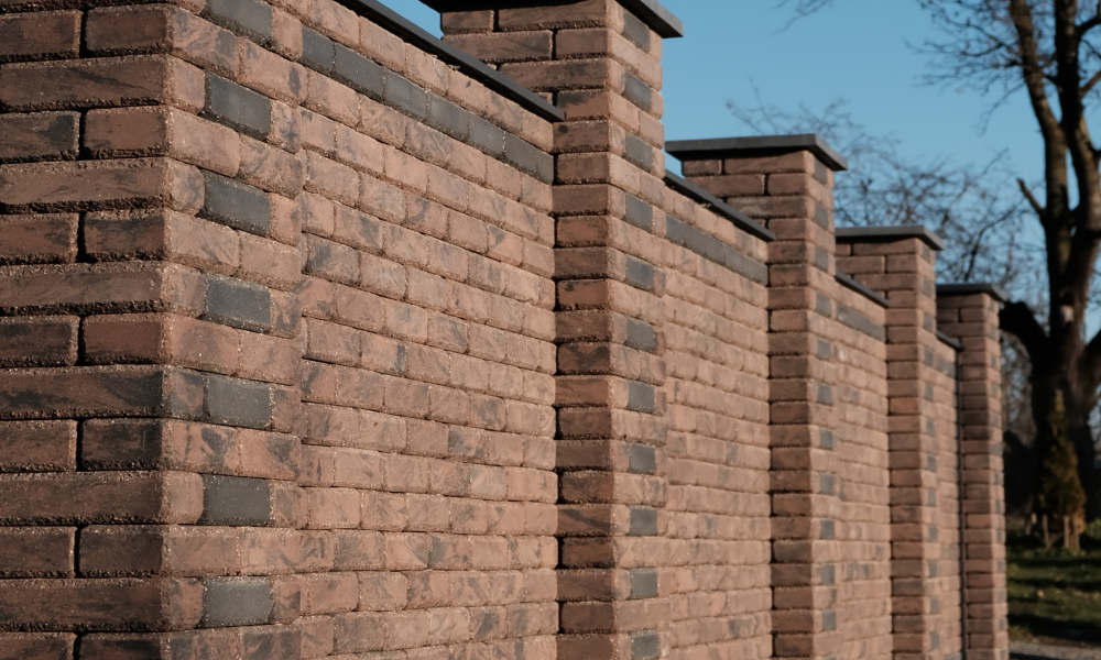 Стовпи суцільного паркану з фасадної цегли Brickland Лофт Каштан та Антик Блек