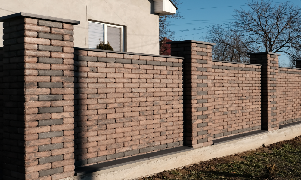 Сплошной забор из облицовочного кирпича Brickland Лофт Каштан и Антик Блэк общий план