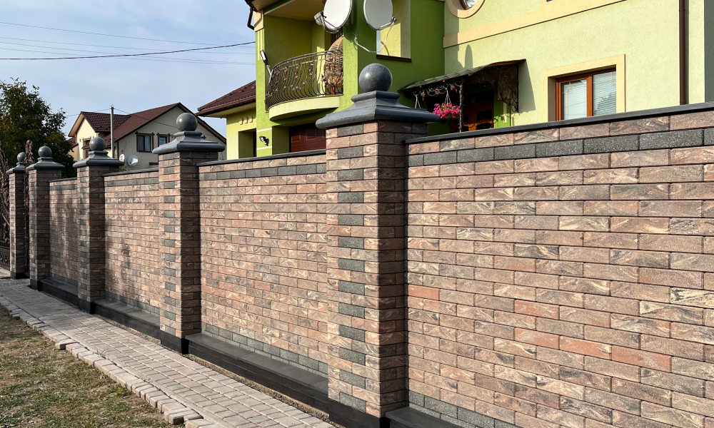 Стовпи суцільного паркану з фасадної цегли Brickland Марс та Антик Блек