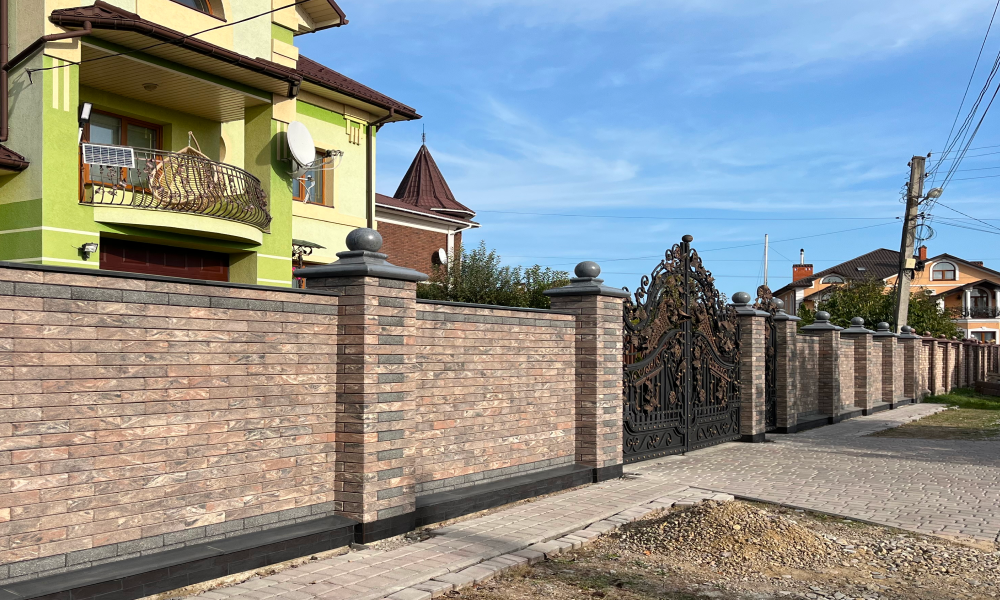 Суцільний паркан з облицювальної цегли Brickland Марс та Антик Блек загальний план