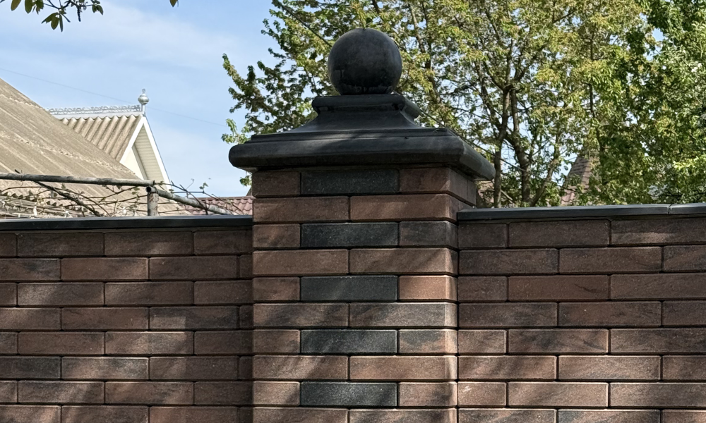 Текстура и сочетание цветов облицовочного кирпича Каштан и Графит от Brickland в заборе