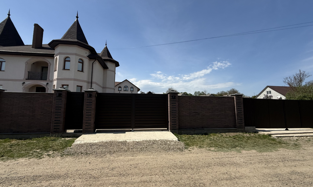 Текстура и сочетание цветов облицовочного кирпича Каштан и Графит от Brickland в заборе