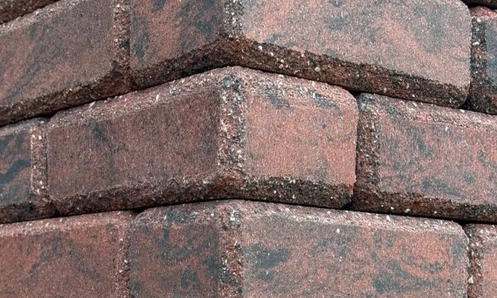 Текстура облицювальної цегли Лофт Гранат від Brickland у комбінованому паркані